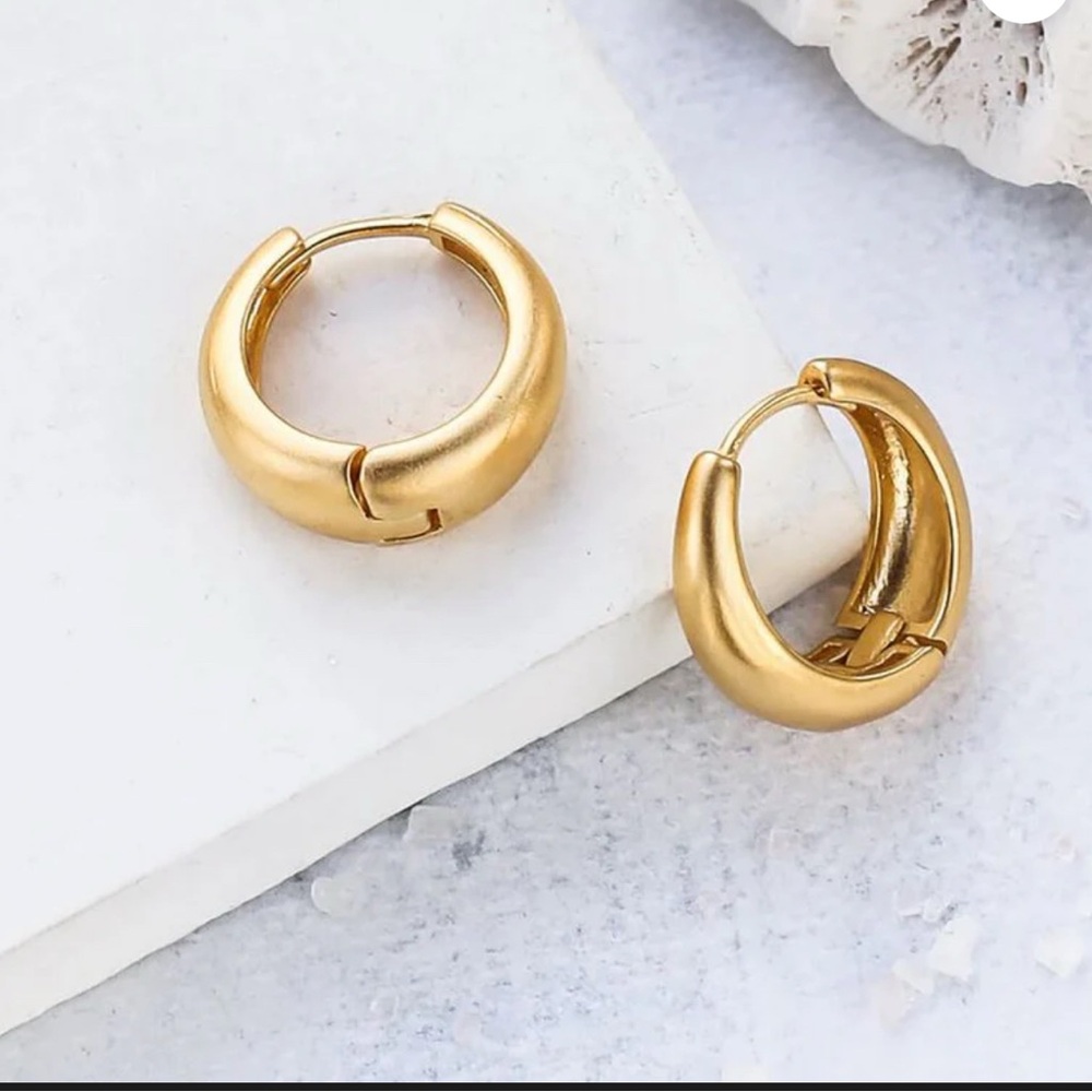 Elegant Gold Hoop Earrings